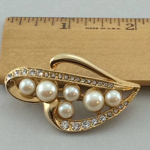 Vintage Signed Richelieu Brooch Pin Goldtone Metal Faux Pearls Rhinestones - Picture 9 of 9